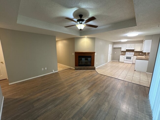 Building Photo - 3 Bedroom! 2 Baths! 2 Car Garage!  Kickapo...