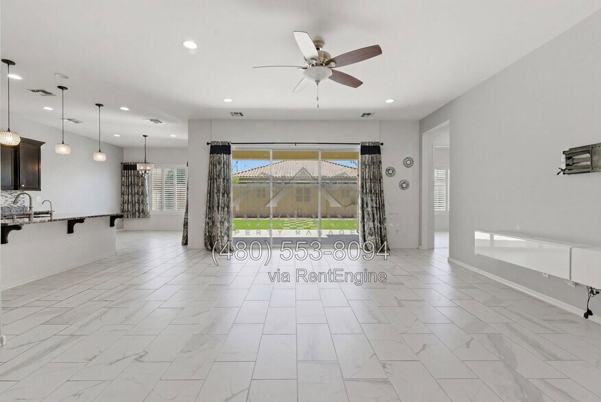 Building Photo - 1083 E Holland Park Dr