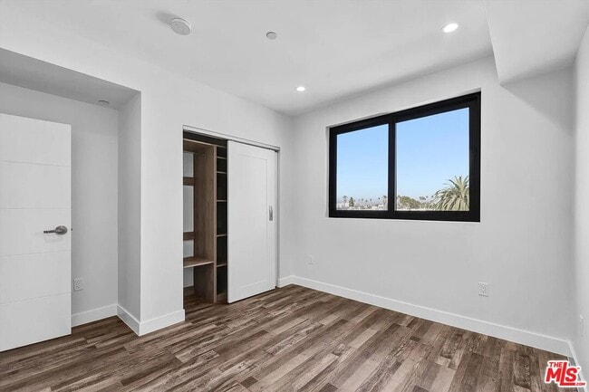 Building Photo - 1537 S Wilton Pl