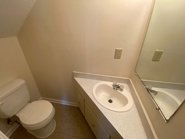 Building Photo - 449 Hickory Hill Dr