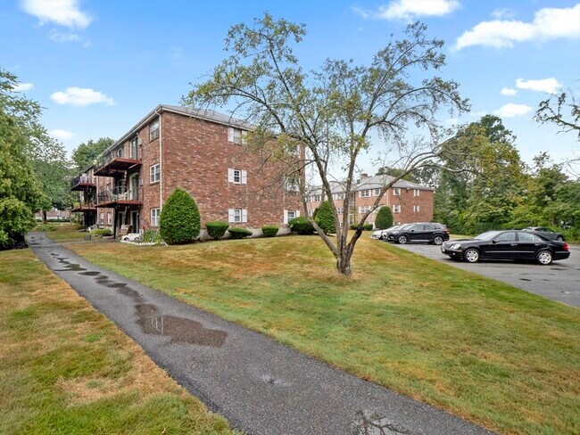 Building Photo - 90 Edgelawn Ave