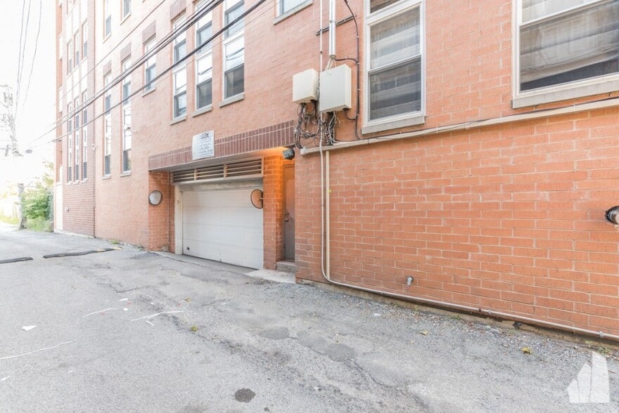 Building Photo - 3550 W Montrose Ave