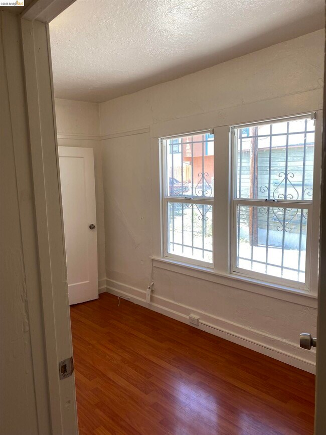 Building Photo - 1323 E 21st St