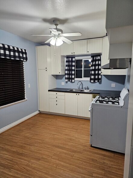 Kitchen - 249 W Hampton Ct