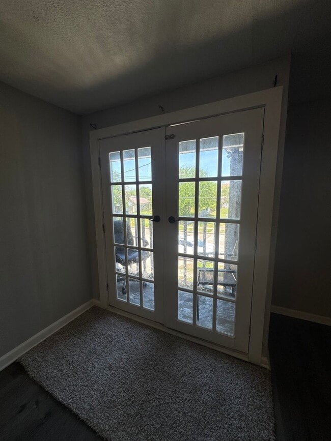 Building Photo - Charming Updated Duplex
