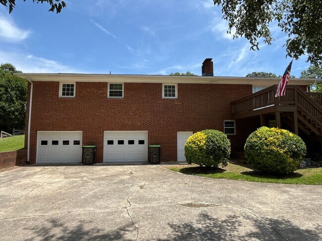 Building Photo - Spacious 4-Bedroom 3-Bathroom Brick Home in Arcadia Area