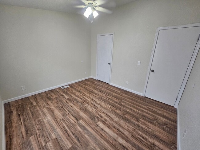Building Photo - Spacious Home on 5 Acres For Rent!