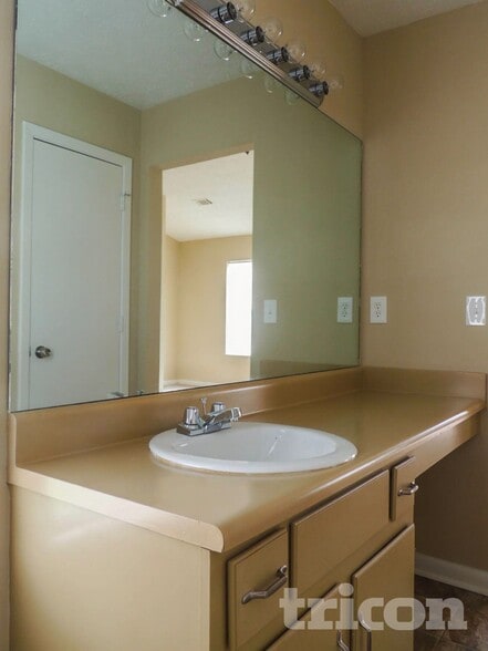 Building Photo - 6387 Laurel Post Dr