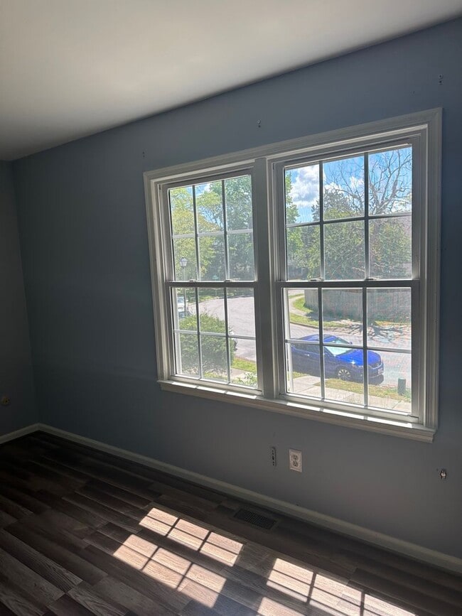Building Photo - BEAUTIFULLY RENOVATED TOWNEHOME IN WASHING...