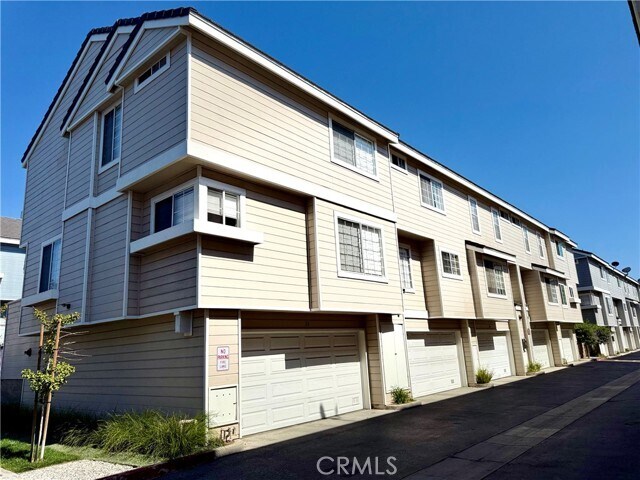 Building Photo - 2800 Plaza del Amo