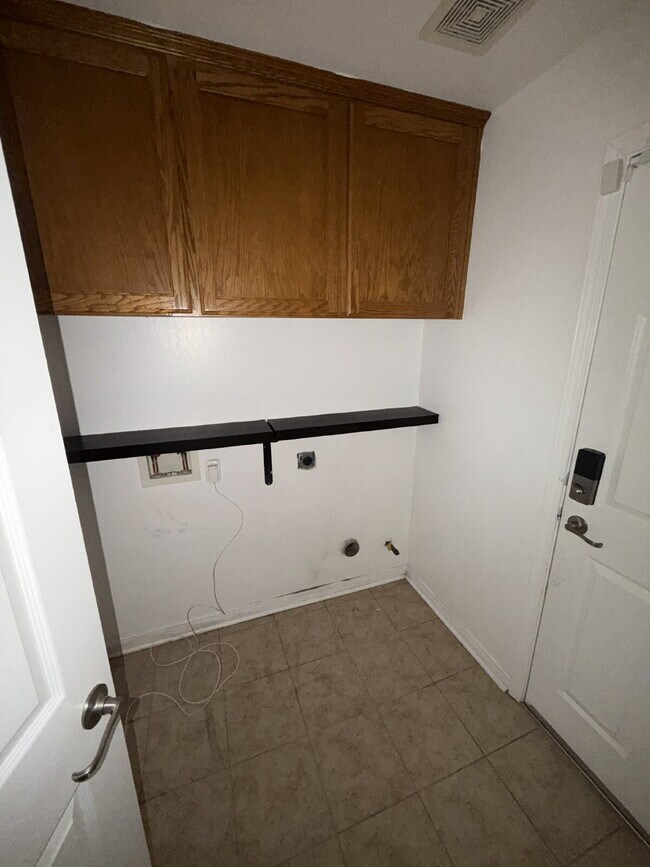 Building Photo - Charming Single-Story Home with Spacious Layout & Modern Comforts