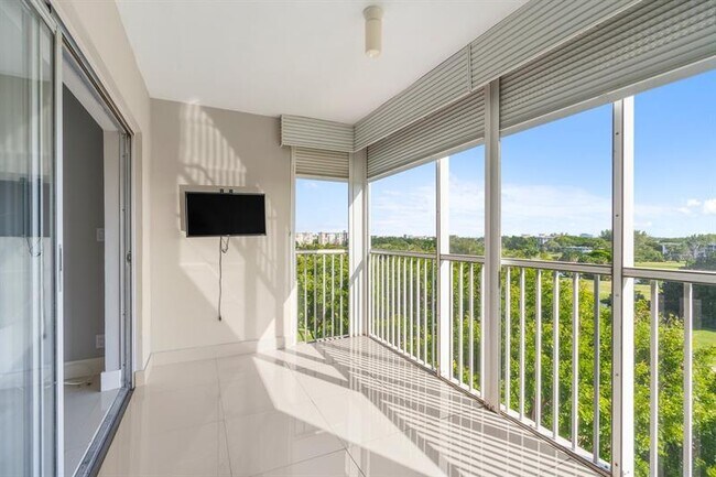 Building Photo - 3050 N Palm Aire Dr