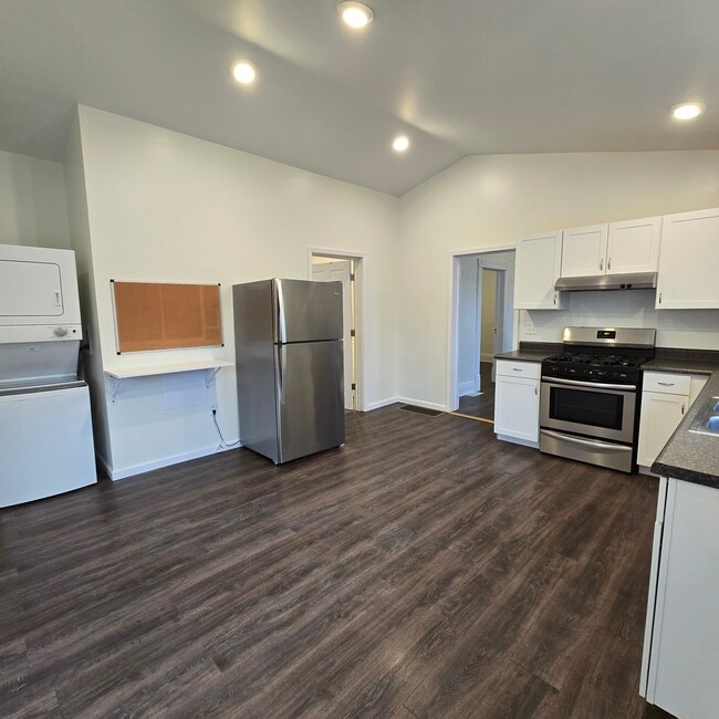 Building Photo - 241 Short St