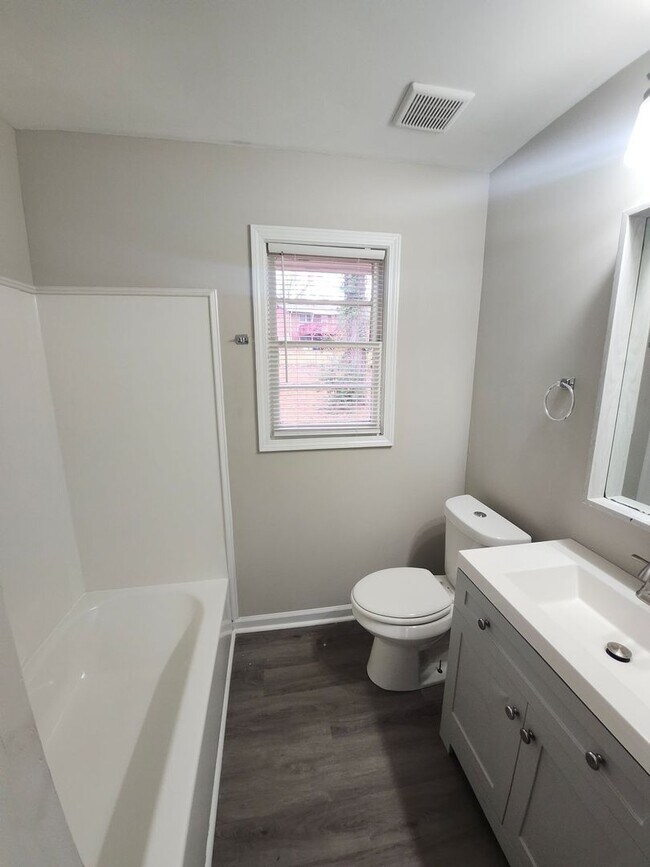 Building Photo - Charming 3BR/2BA Home with Updated Kitchen & Spacious Backyard in Atlanta!