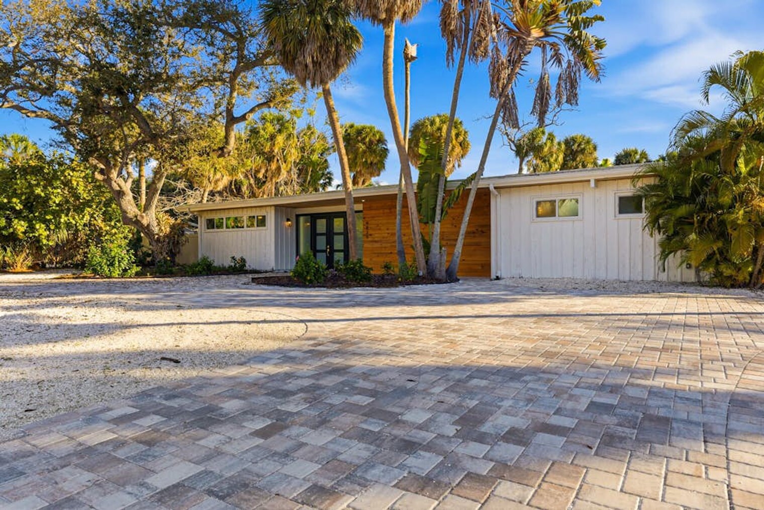 Building Photo - 4879 Commonwealth Dr