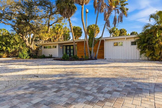 Building Photo - 4879 Commonwealth Dr