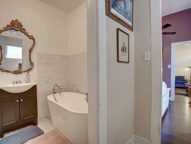 Building Photo - 617 Lyons St