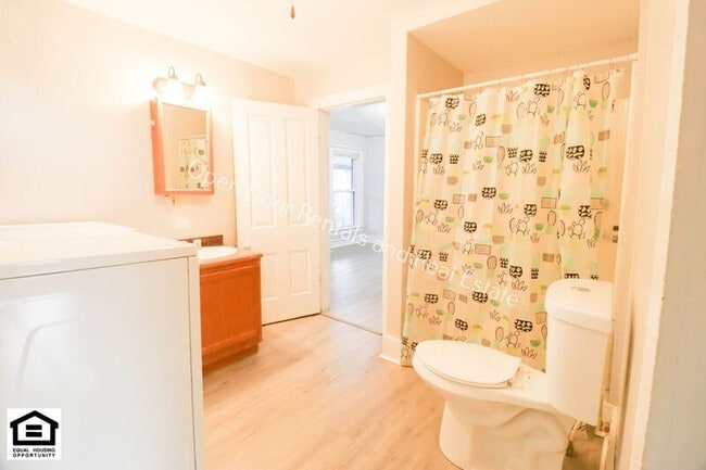 Building Photo - 121 S State St