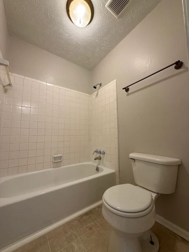 Building Photo - 3 Bed  2.5 bath in Stone Mountain!