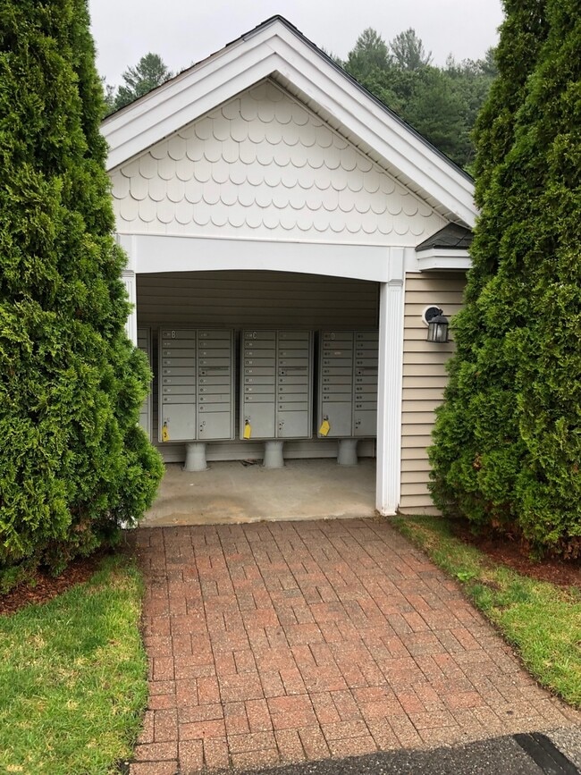 Building Photo - Southern Nashua Townhouse For Lease
