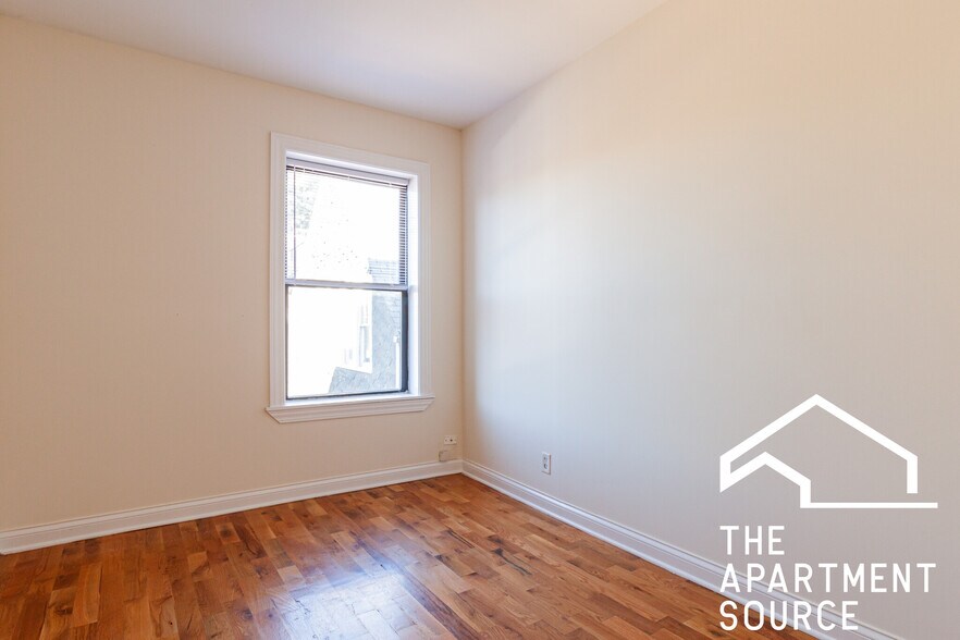 Building Photo - 1450 W Byron St