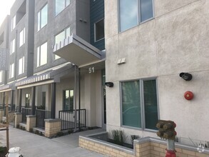 Building Photo - Luxurious 2BD/2BTH w/ Parking and Amazing ...