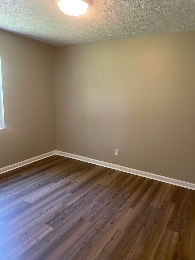Building Photo - Knoxville 37920 - Very nice updated 2 bedroom home in South Knoxville for rent. - Contact Lisa Vi...