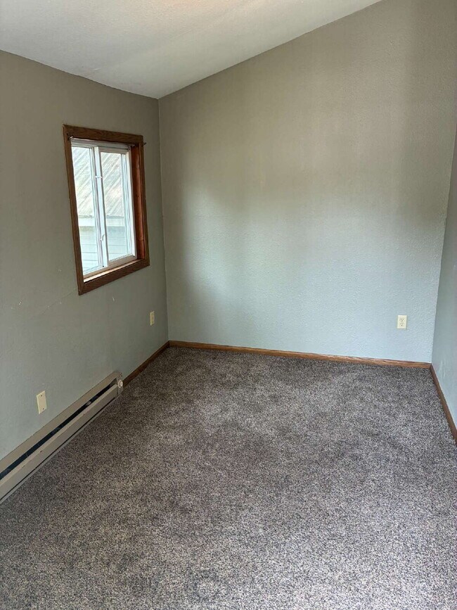 Building Photo - 1 Bedroom, 1 Bathroom, Additional Bonus Room and Detached Garage