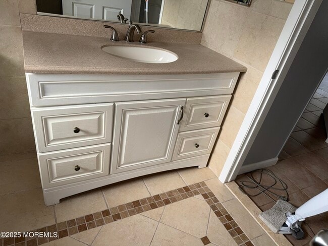 Building Photo - 664D Plymouth Dr