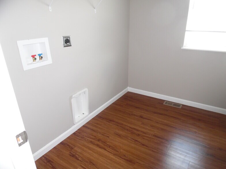 Building Photo - 445 Draft Ct