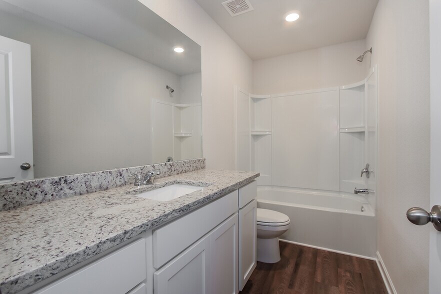 Building Photo - 3245 Bridgewood Dr