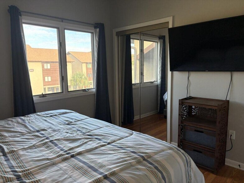 Building Photo - 3806 Spinnaker Dr