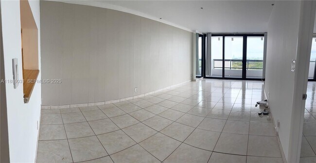 Building Photo - 2555 Collins Ave