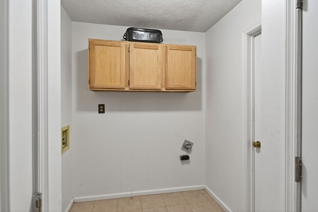 Building Photo - 40 Westview Dr