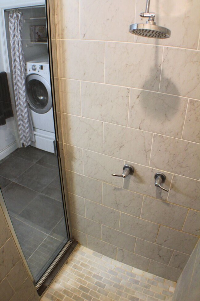 Building Photo - CANYON LAKE HILLS