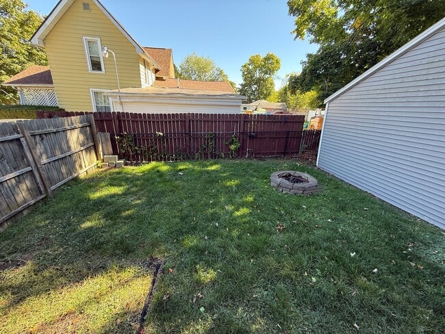 Building Photo - Spacious Two-Bedroom Home
