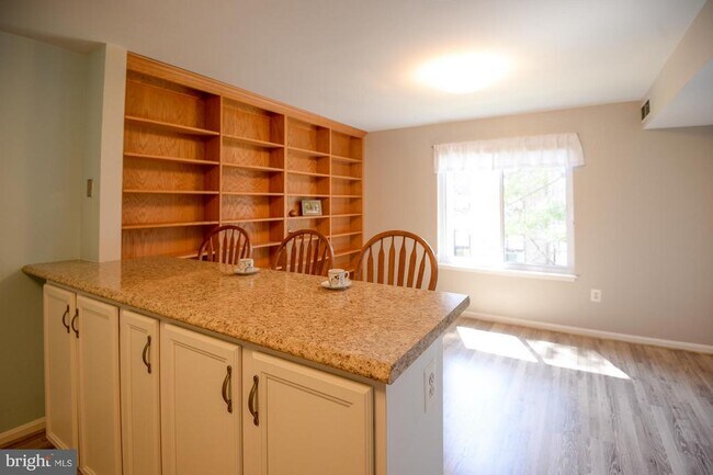 Building Photo - 9735 Kings Crown Ct