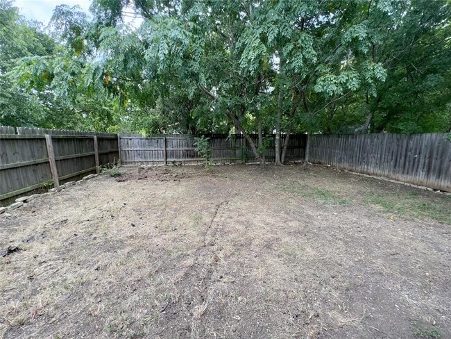 Building Photo - 709 San Saba St