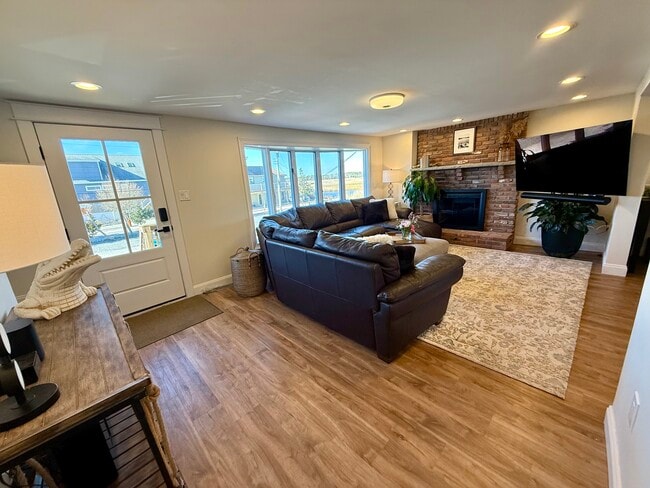 Building Photo - 256 Alley Ave