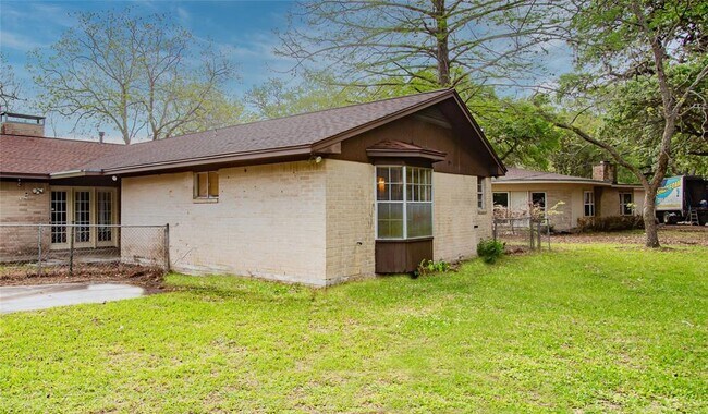 Primary Photo - 128 Post Oak St