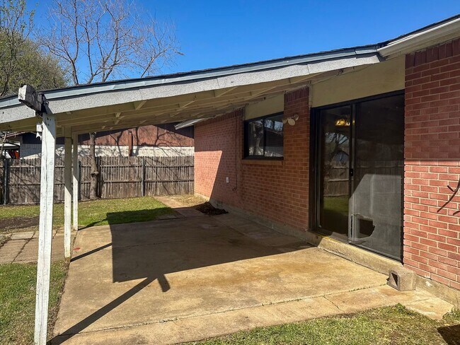 Building Photo - 4 Bedroom / 2.5 Bath Home