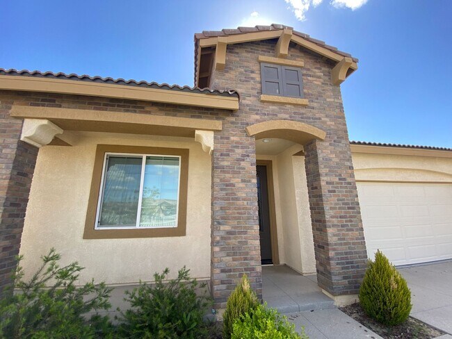 Building Photo - Desert Paradise Near You!
