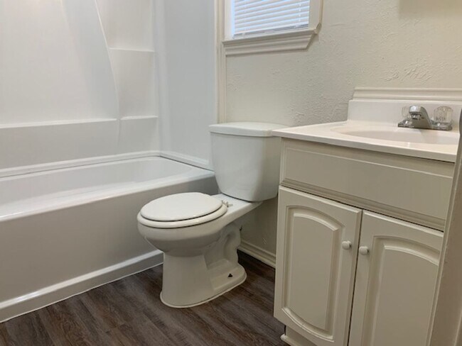 Building Photo - Move in ready! 3 Bedroom, 2 Full Bath Home...