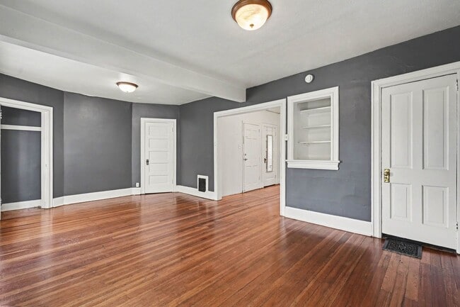 Building Photo - Historic Capitol Hill Apartment with Private Balcony