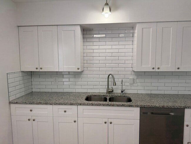 Building Photo - 2 Bedroom 1 Bath Home with Den/Office