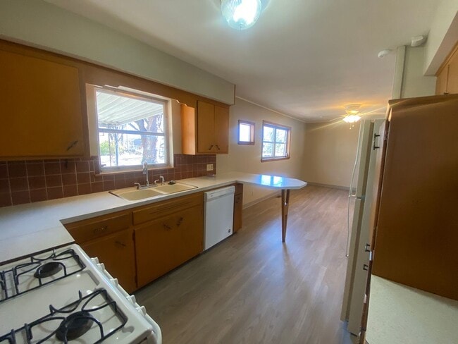 Building Photo - 2 bedroom 1.5 bath charming home