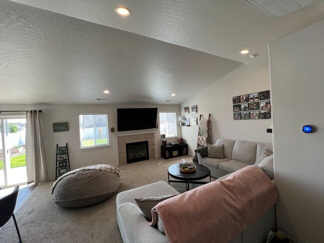 Building Photo - 3916 N Junebug St