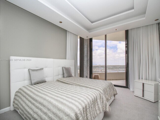 Building Photo - 2000 Island Blvd