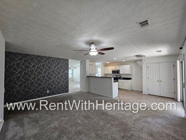 Building Photo - Gorgeous 5 bedroom, 2.5 bath / Attention t...