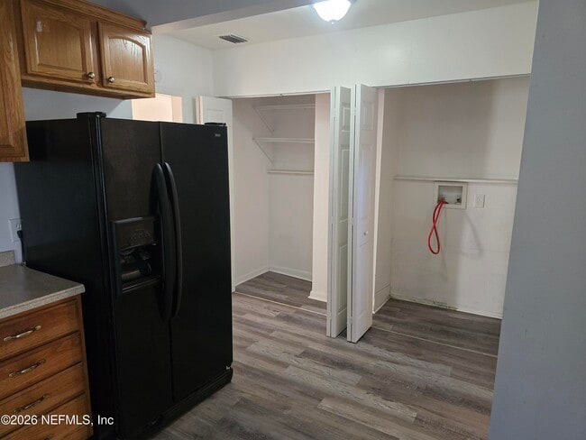 Building Photo - 905 Ethan Allen St